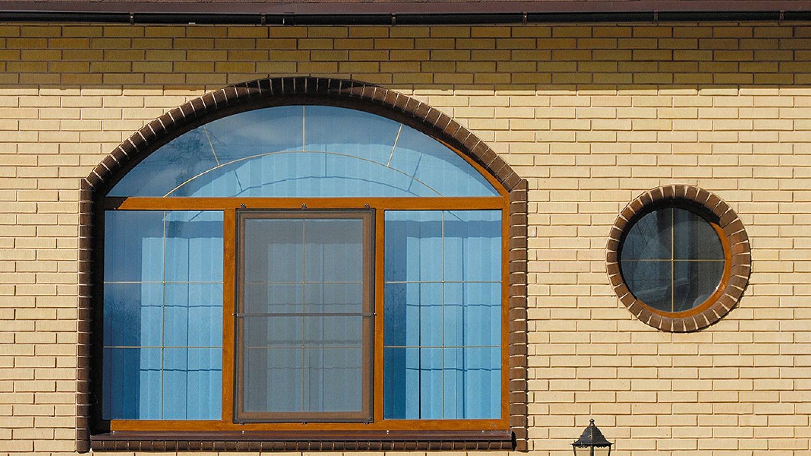 Арочные окна: особенности конструкции и применение в интерьере | дом мечты
