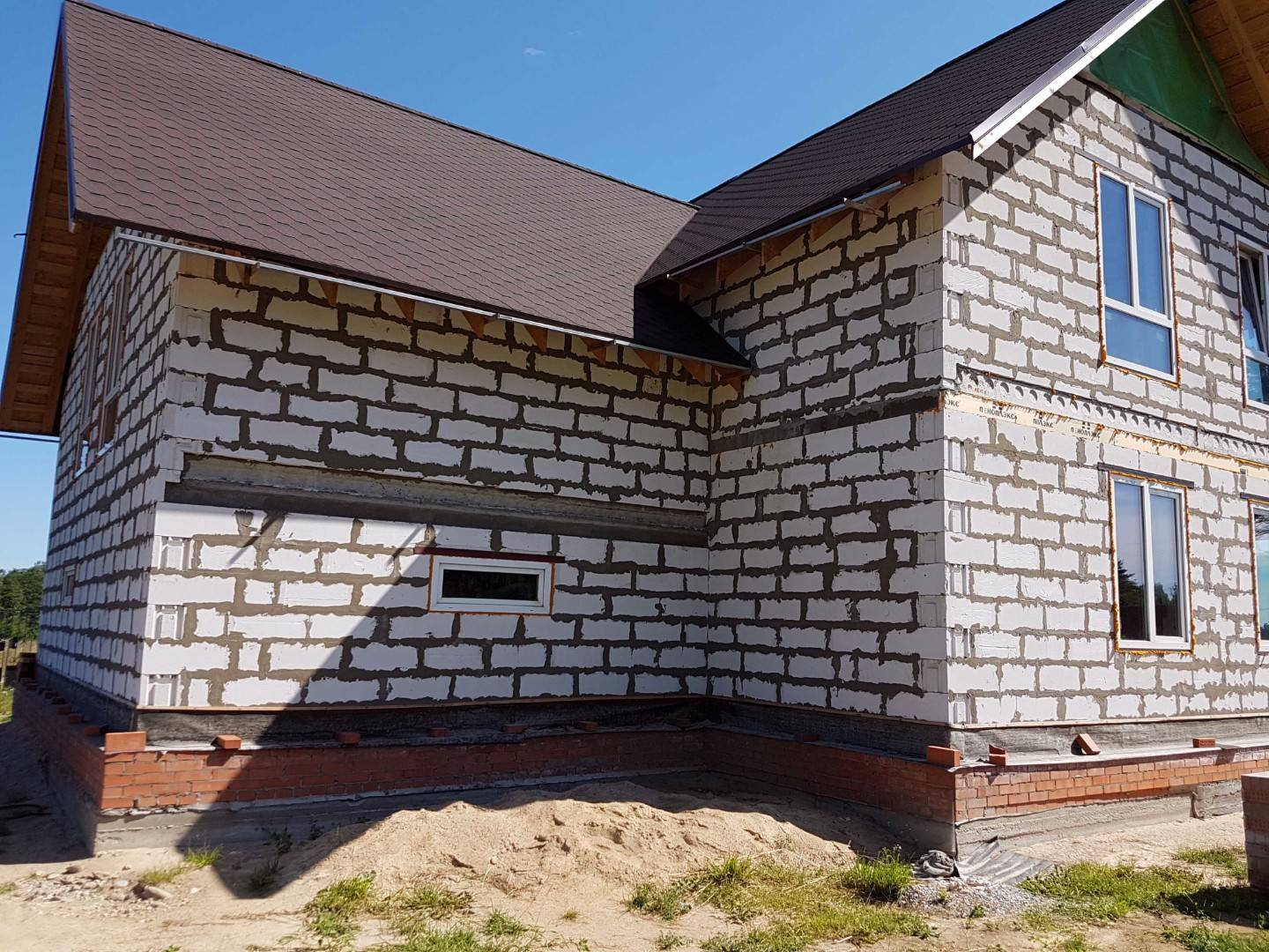 Из чего выгоднее строить дом: из газоблоков или кирпича? часть 1 | алтайстроймаш | дзен