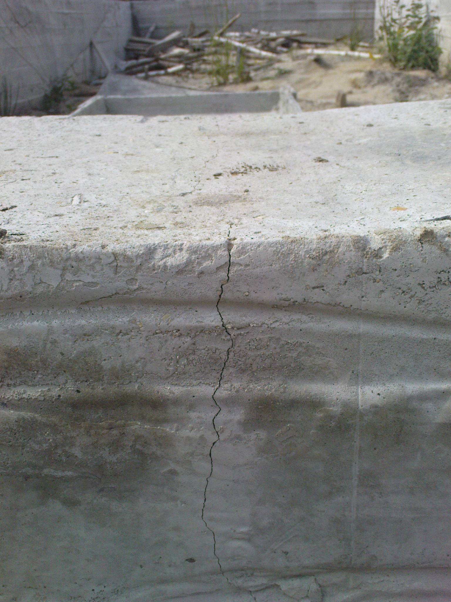 Почему трескается бетон: причины возникновения и способы предотвращения трещин. трещины в бетоне: основные причины возникновения и методы устранения