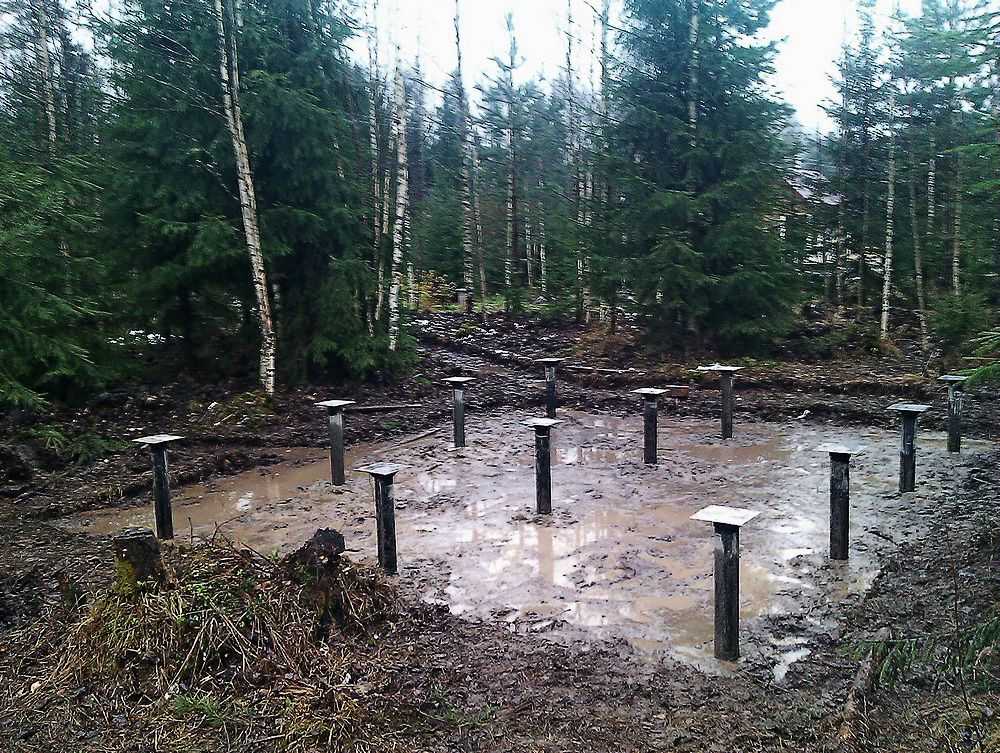 Забор на болотистой почве и местности: как поставить столбы на торфяном грунте болота