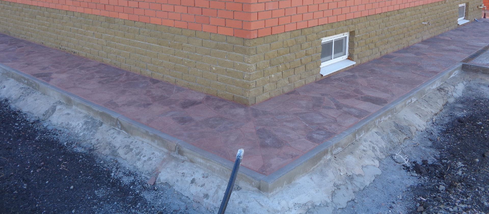 Чем покрыть бетонную отмостку вокруг дома: его защита и украшение | baltija.eu