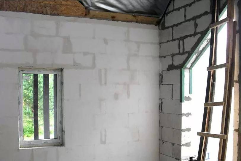 Штукатурка стен из газобетона внутри помещения - особенности процесса.