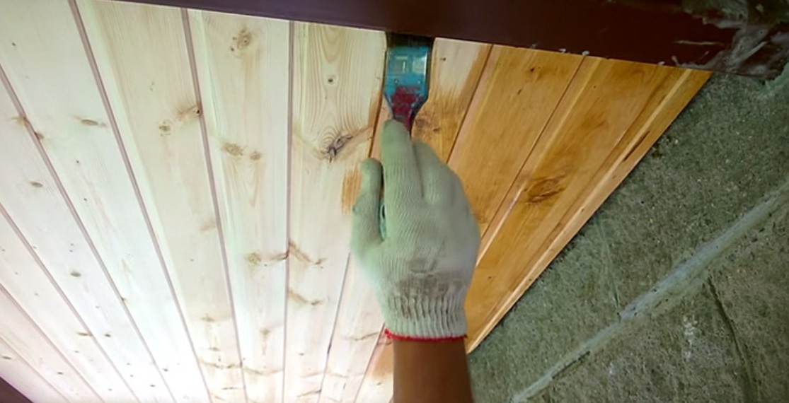 Чем лучше покрасить потолок в деревянном доме