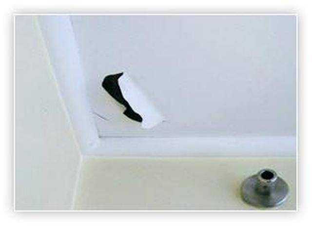 Как заделать дырку в натяжном потолке: что делать, как убрать, заделать дыру самостоятельно, как отремонтировать маленькую дырочку, ремонт дырки натяжного потолка, чем закрыть