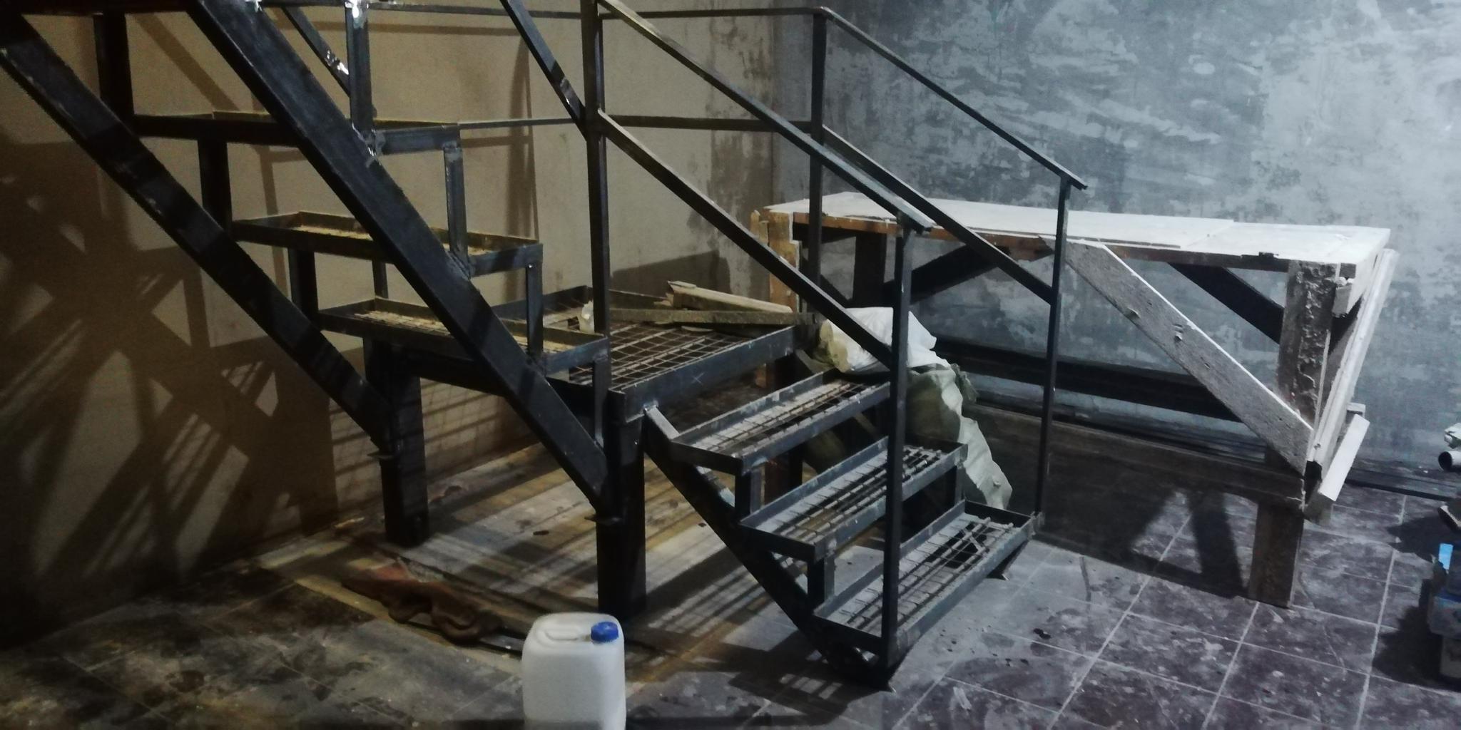 Лестница в подвал гаража, устройство металлической/деревянной лестницы для гаражей | гаражтек