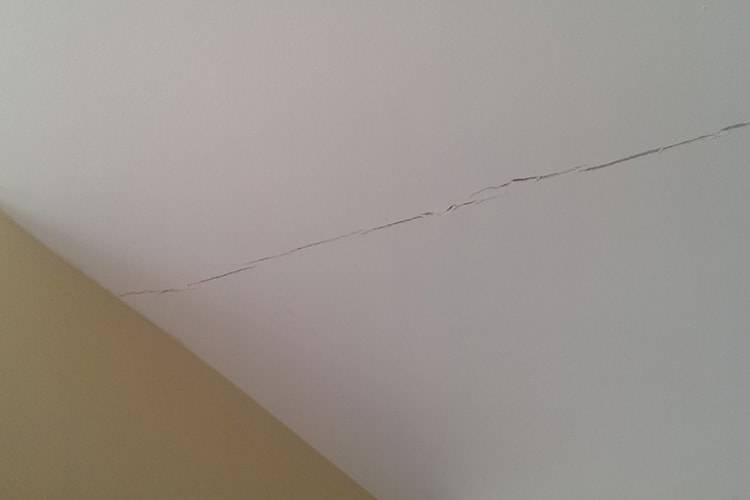 Как своими силами заделать трещину на потолке?