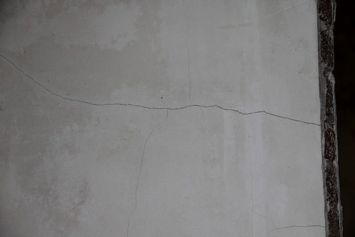 Почему появляются трещины в штукатурке и как сделать стены снова ровными?