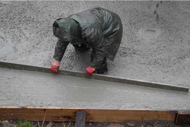 Как можно заливать бетон в дождь, что нужно знать о бетонировании при выпадении осадков