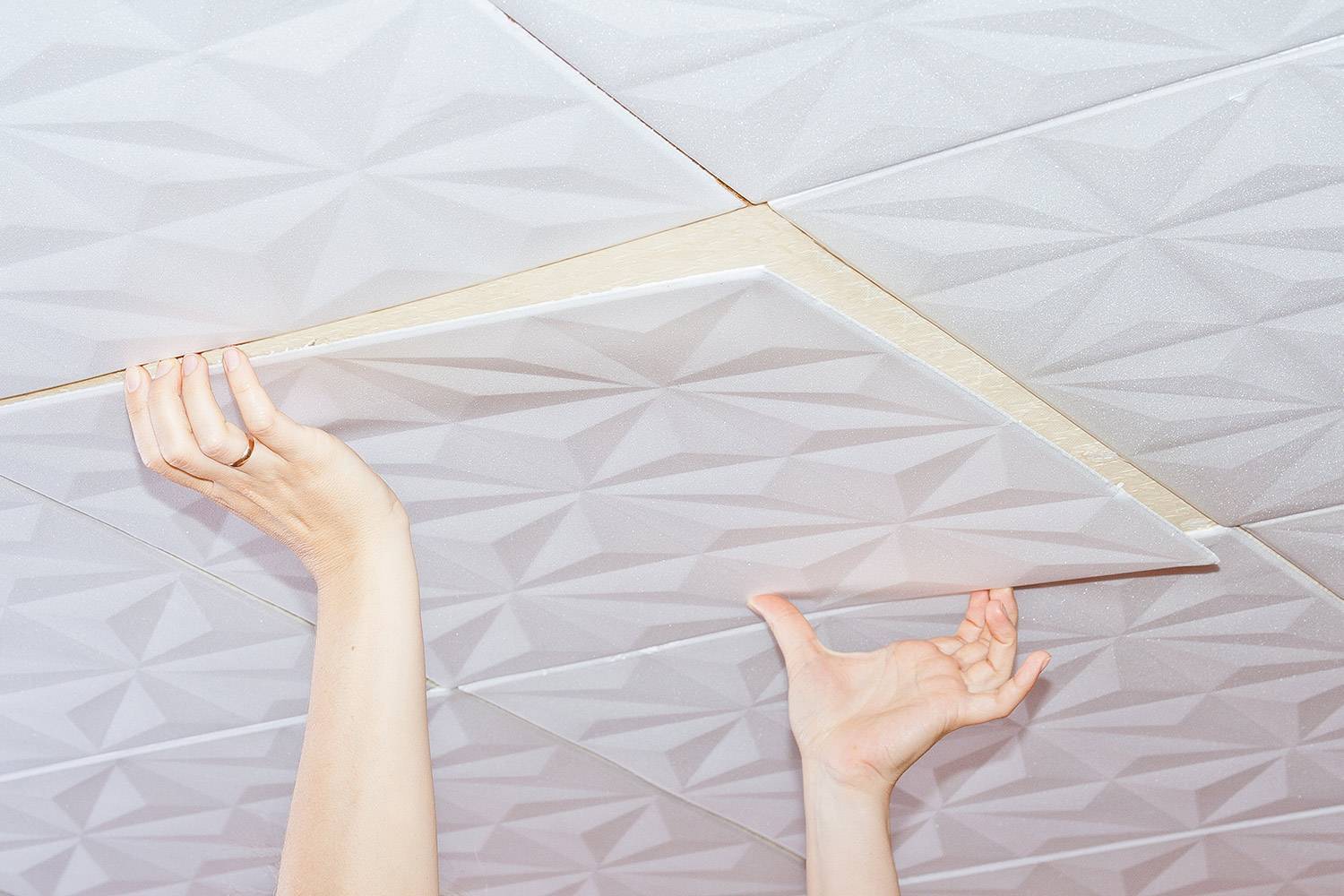 Можно ли клеить потолочную плитку на побелку: как приклеить и чем обработать своими руками