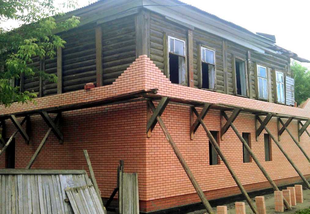 Деревянный дом обложенный кирпичом: плюсы и минусы