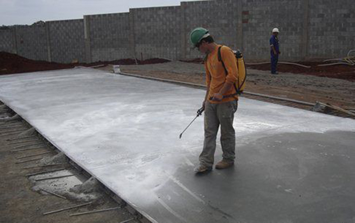 Правильный уход за бетоном после заливки в летнее и зимнее время, правила ухода за бетонной смесью
