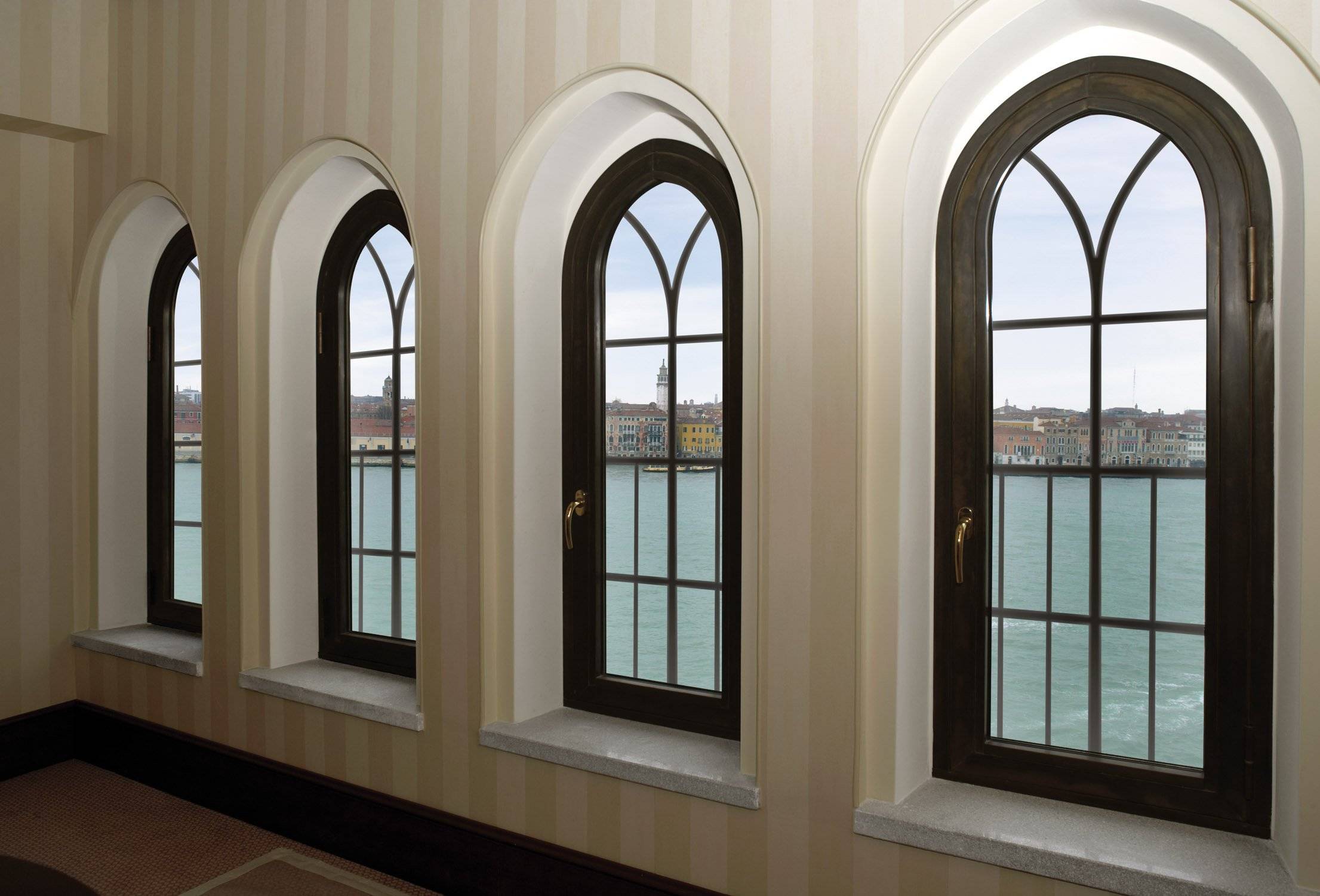 Арочные окна в интерьере: варианты отделки и оформления, как подобрать шторы