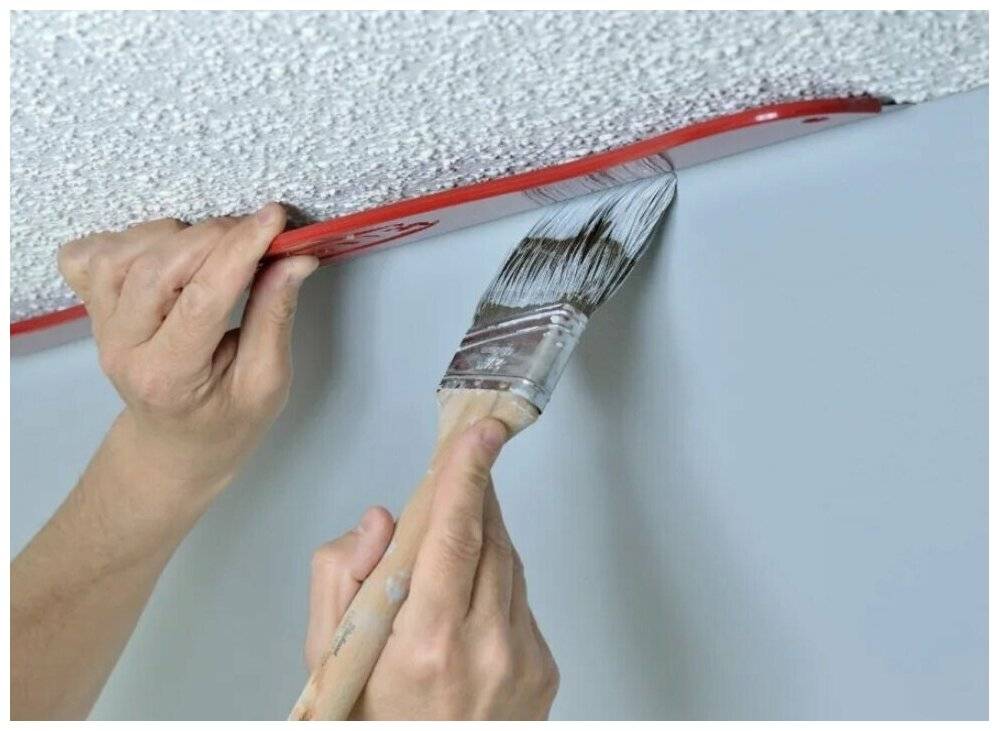 Как исправить пятна и разводы на потолке после покраски