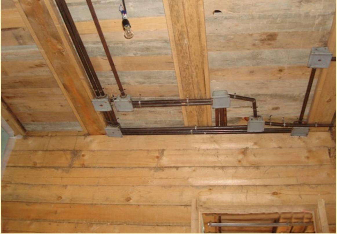 Потолочная система электроснабжения по деревянному потолку и проводка