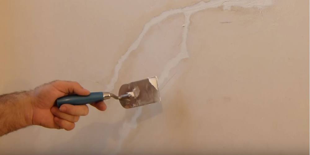Как пошагово заделать трещины в штукатурке на стене и причины их появления