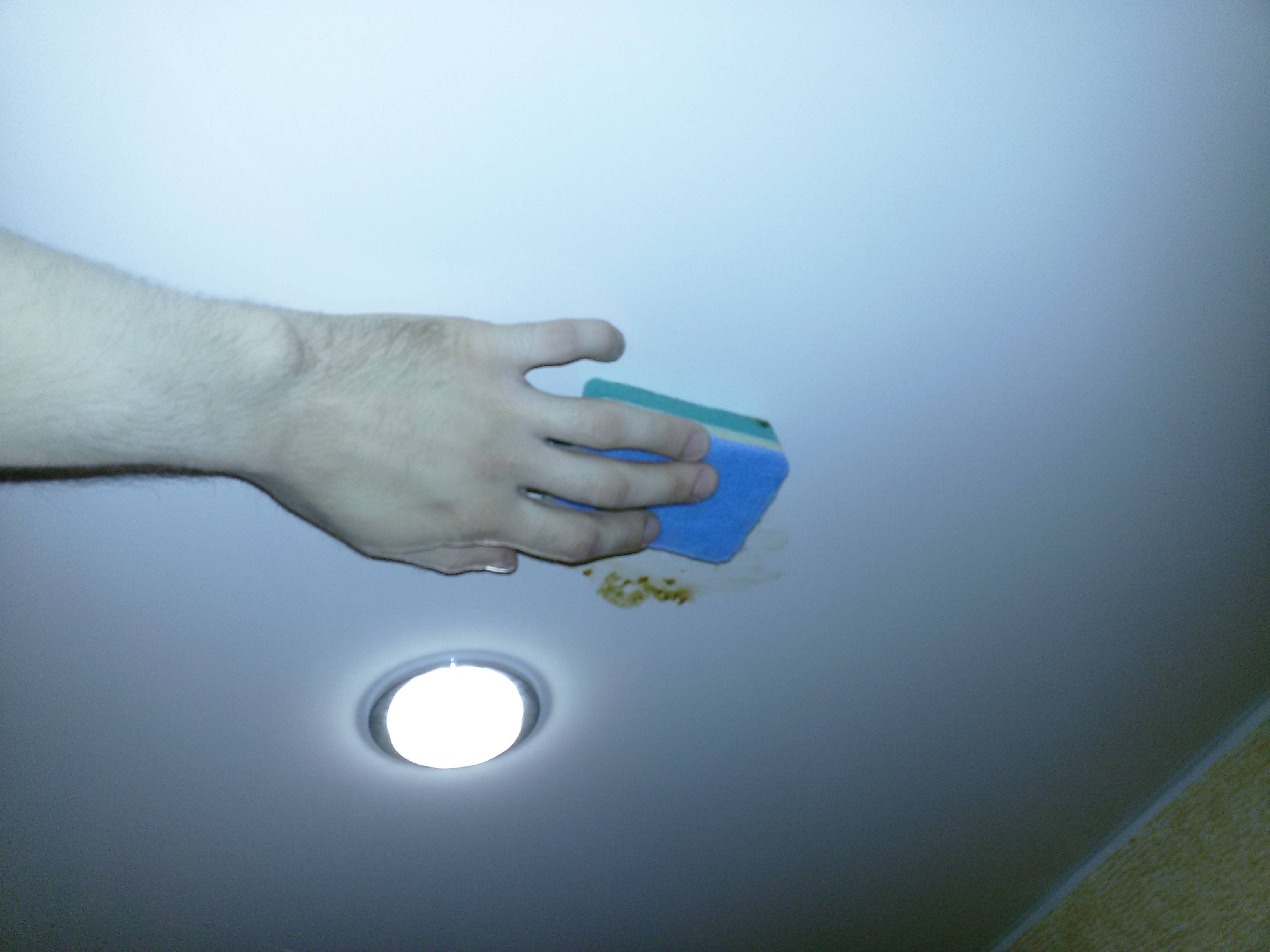 Как помыть натяжной потолок в домашних условиях: особенности мойки для матовых и глянцевых полотен без разводов