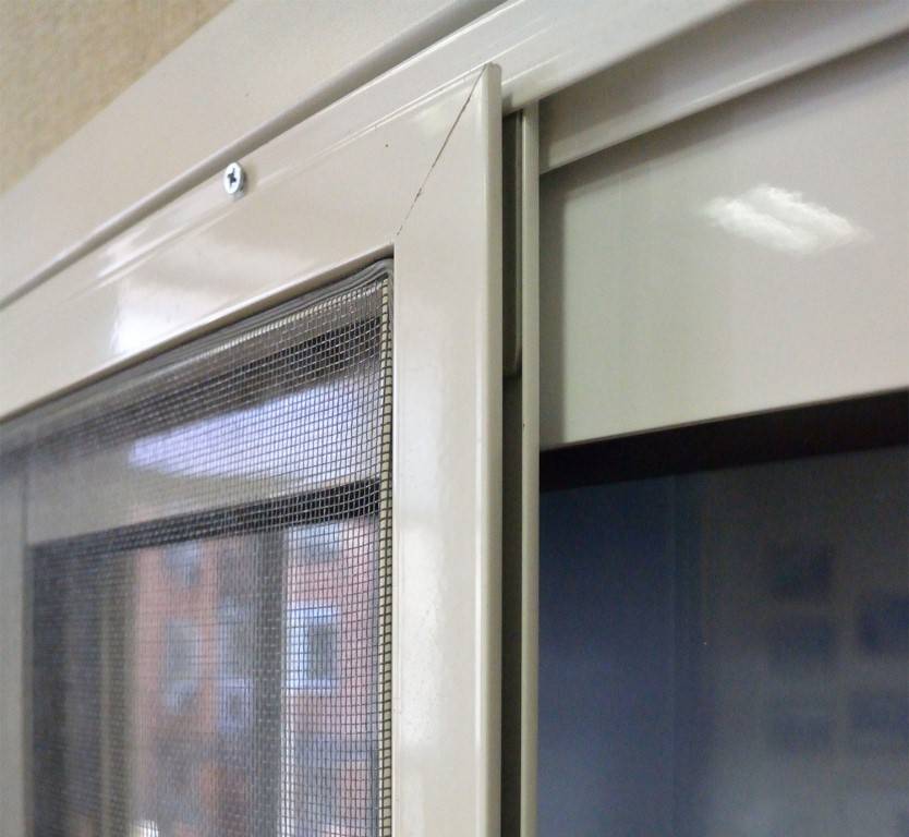 Москитная сетка на раздвижные окна на балконе: виды, требования, монтаж, возможные сложности