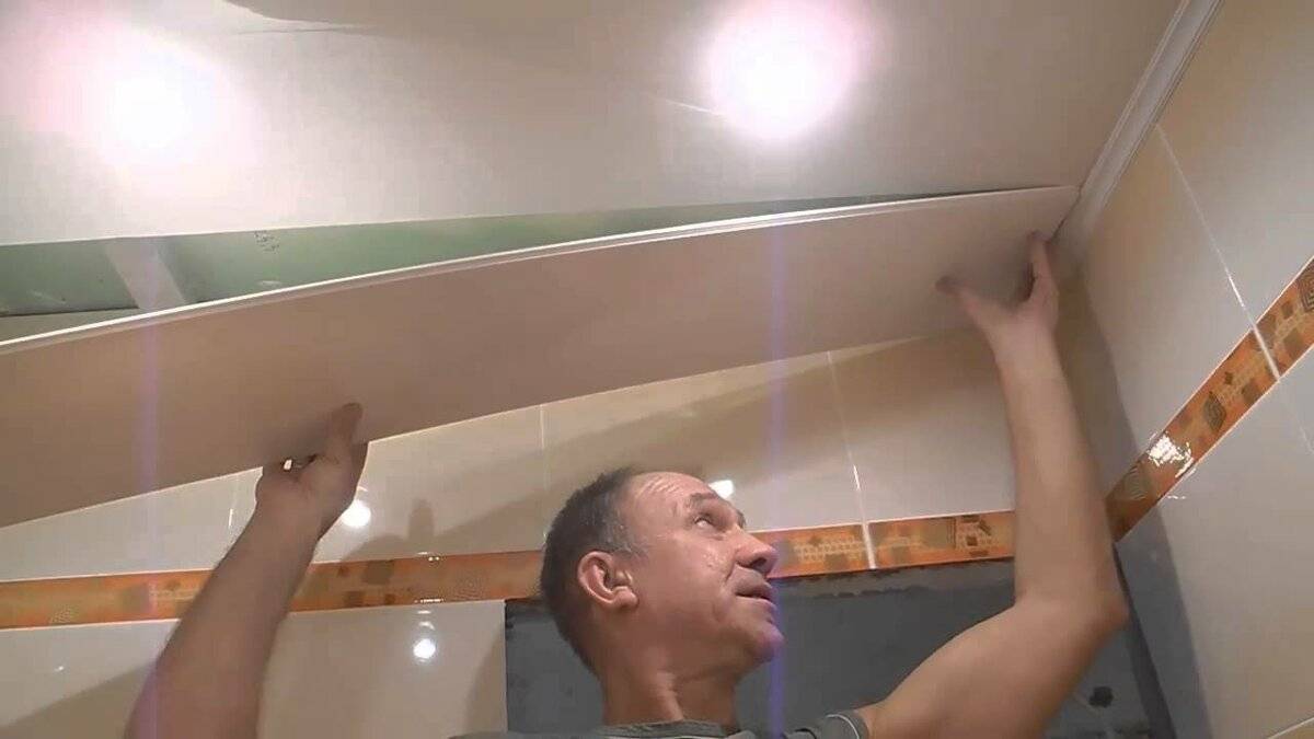Пластиковые панели на потолке кухни – выбор и установка (фото, видео)