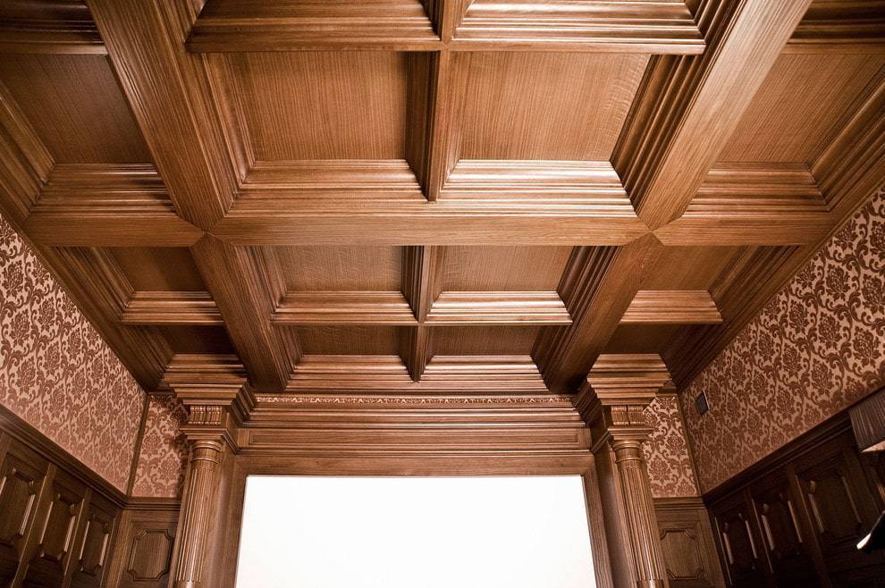 Кессонный потолок деревянный в спальне: фото прямоугольных и гибкий плинтус, монтаж