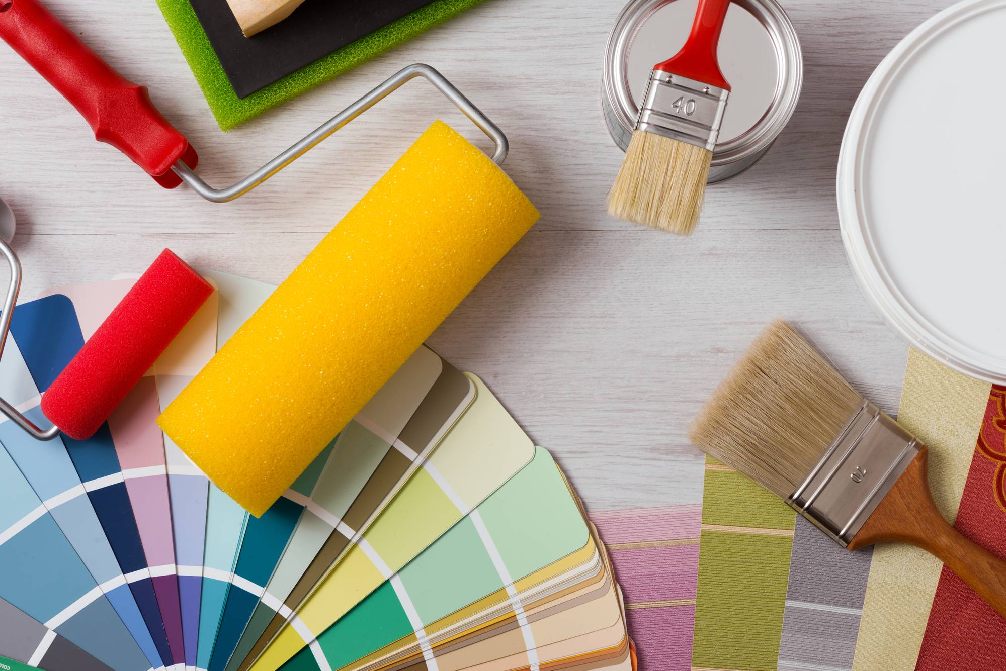 Какой краской лучше красить стены в квартире: виды красок, советы по выбору