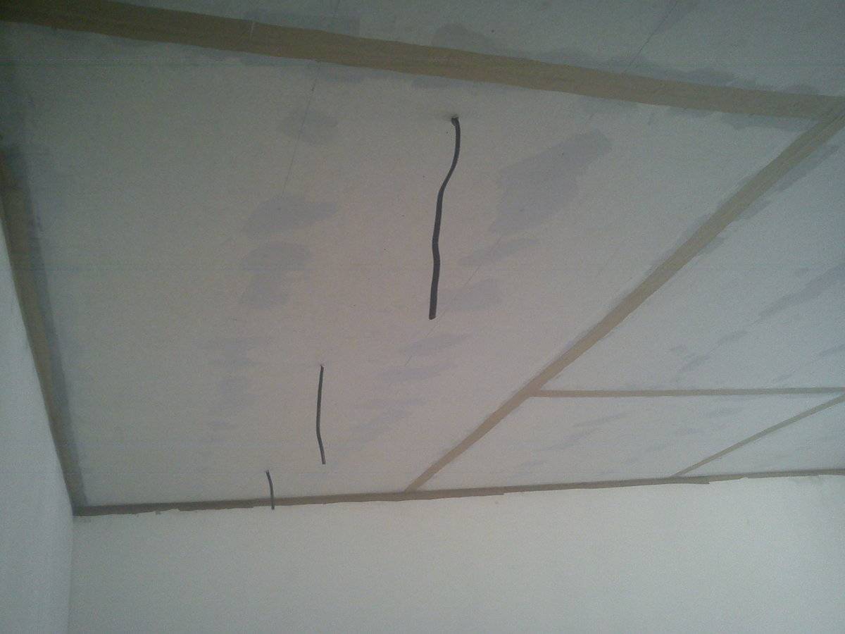 Ремонт потолка из гипсокартона своими руками | как заделать трещины, устранить следы протечки (видео)