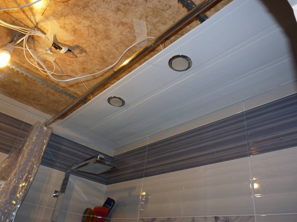 Как сделать реечный потолок в ванной комнате из алюминиевых панелей