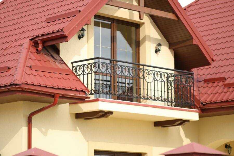 Как наполнить открытый балкон красотой и уютом, а не копить хлам (36 фото)