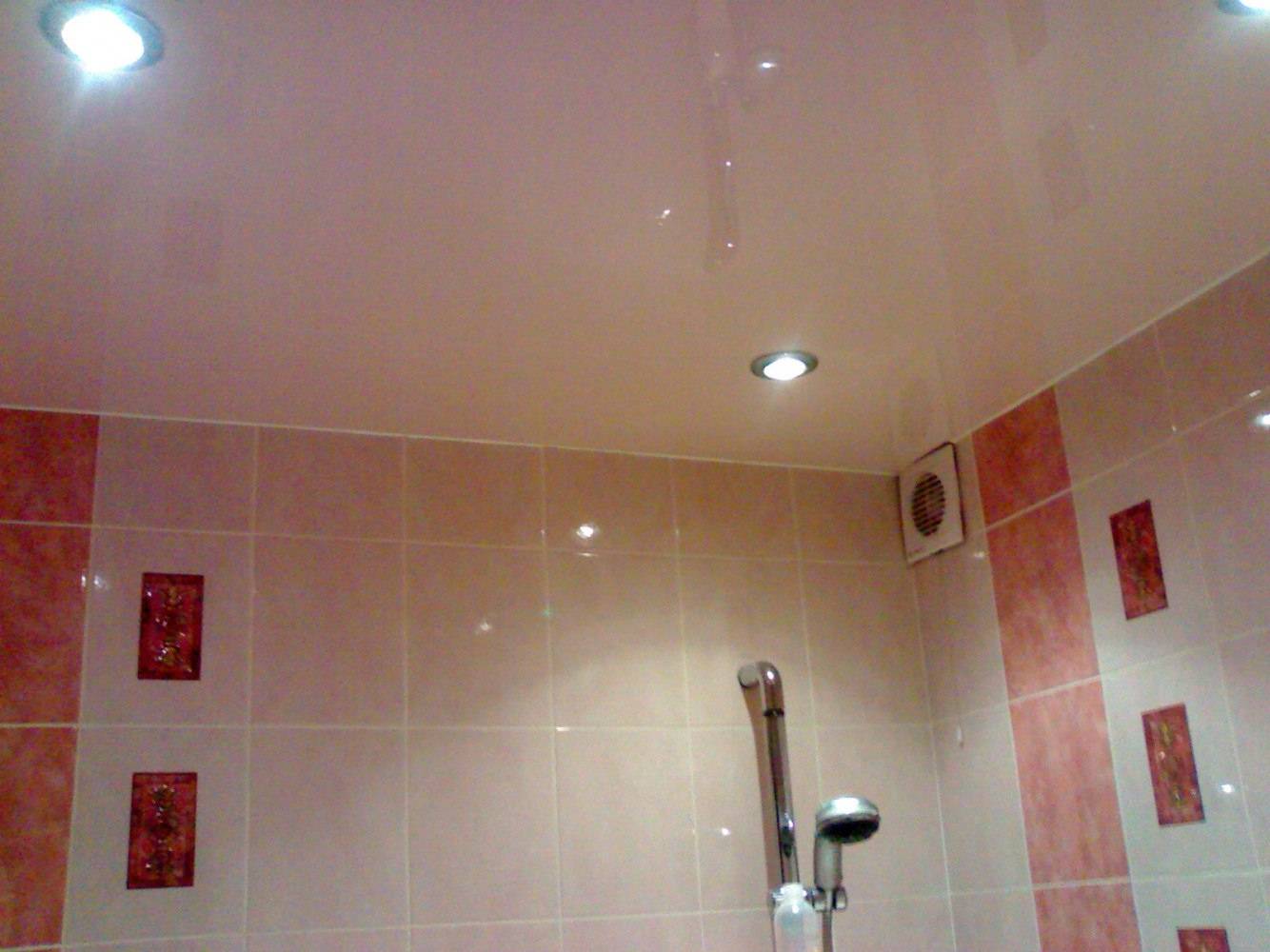 Натяжной потолок в ванной комнате
