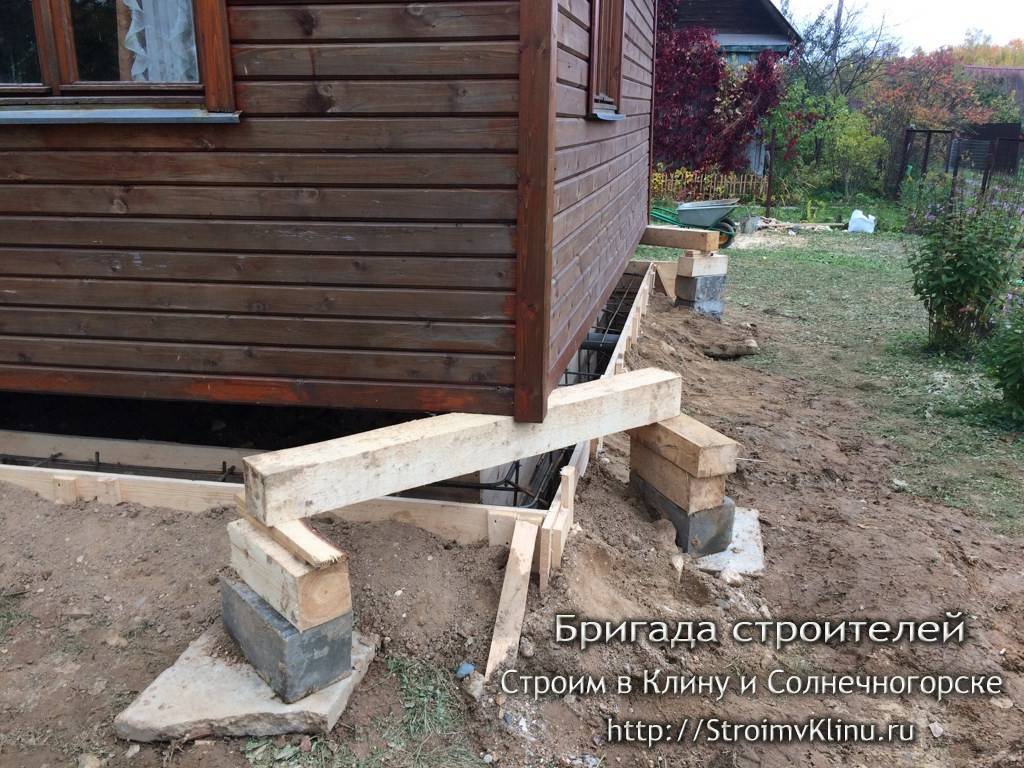 Как приподнять деревянный дом при помощи домкратов (видео)