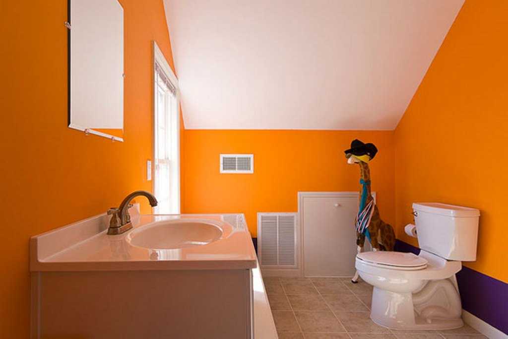 Как покрасить потолок в ванной своими руками?