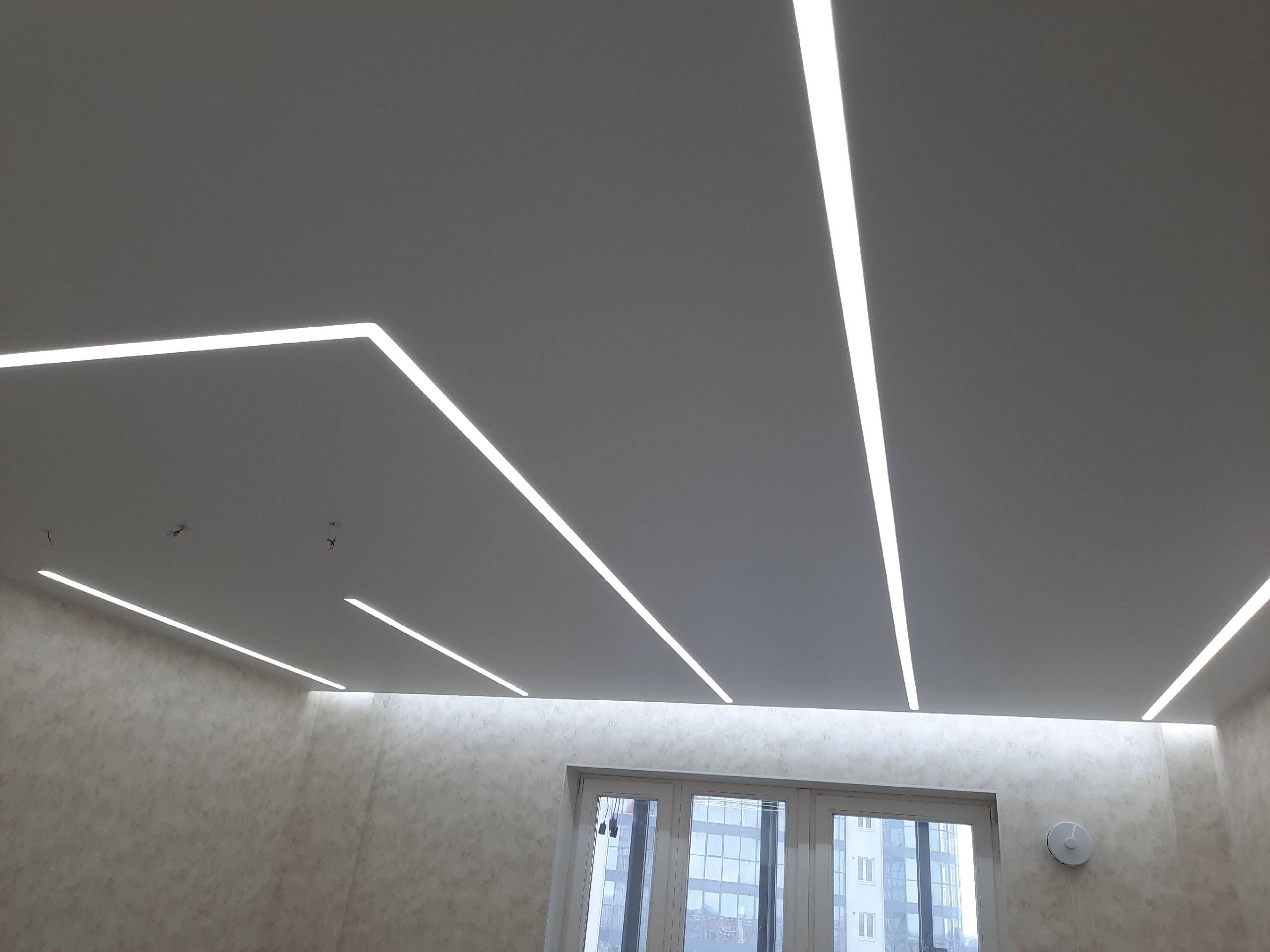 Как делают парящие световые линии на натяжном потолке