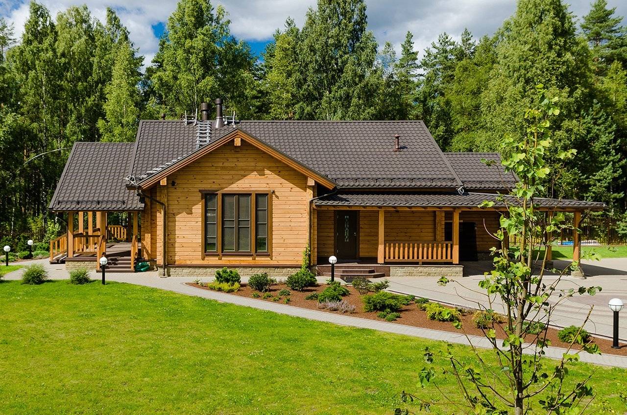 Одноэтажные деревянный дома (25 фото): проекты, красивые дома с большими окнами и с террасой для круглогодичного проживания