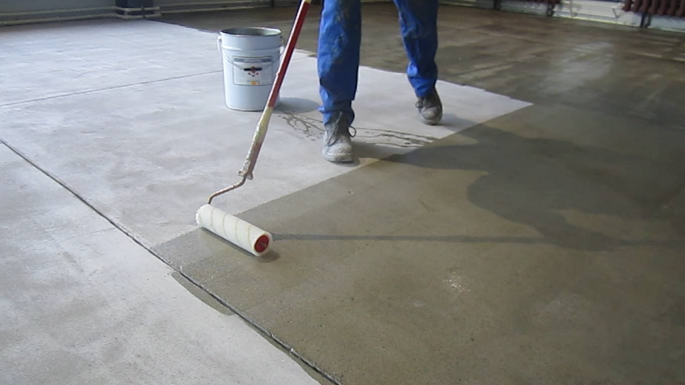 Чем покрыть (покрасить) бетонный пол в гараже: виды покрытий, технология нанесения
