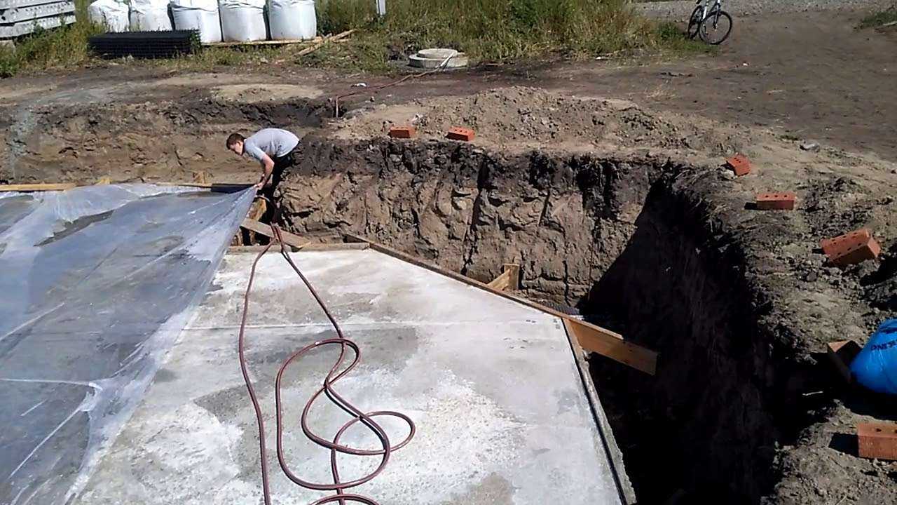 Уход за бетоном в процессе твердения. способы ускорения твердения бетона. распалубливание конструкций.