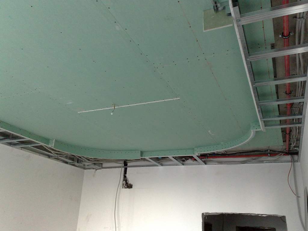 Монтаж подвесного потолка из гипсокартона в хрущевке