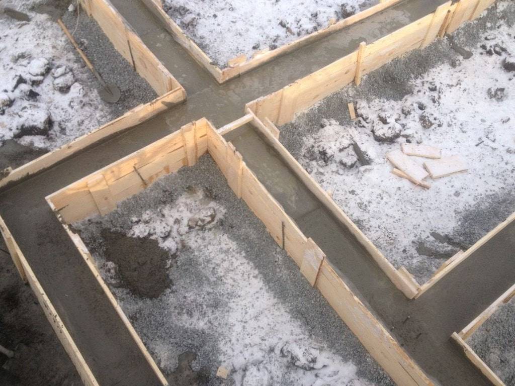 Как правильно делать опалубку и заливать фундамент в холодное время года