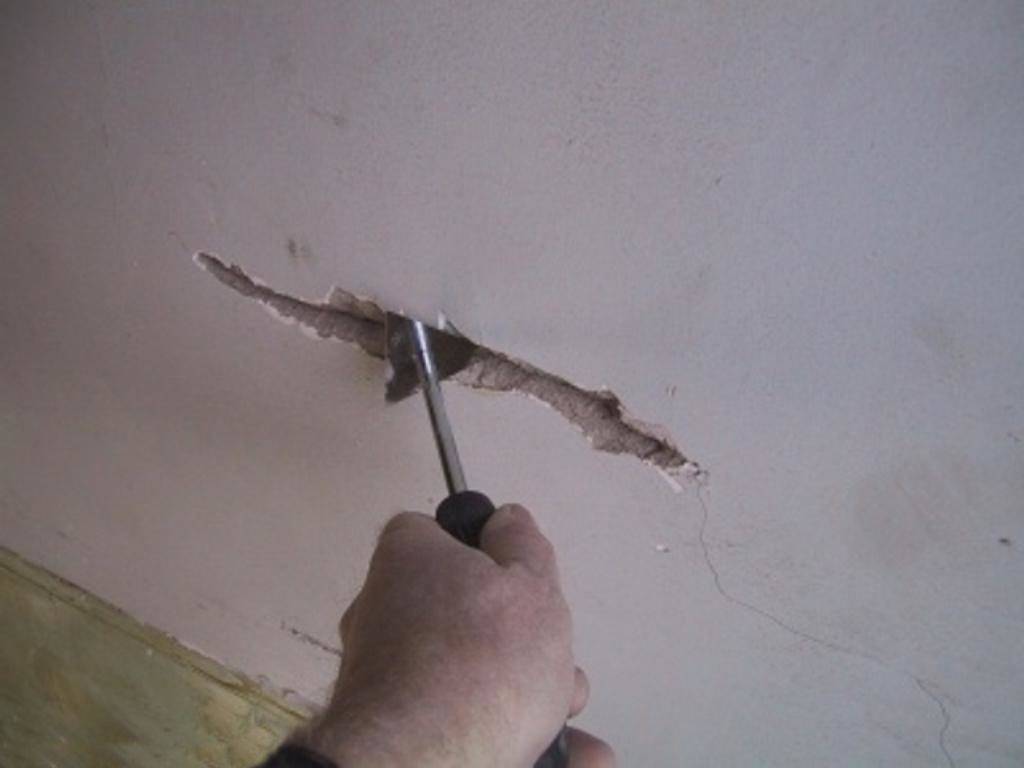 Как своими силами заделать трещины на потолке