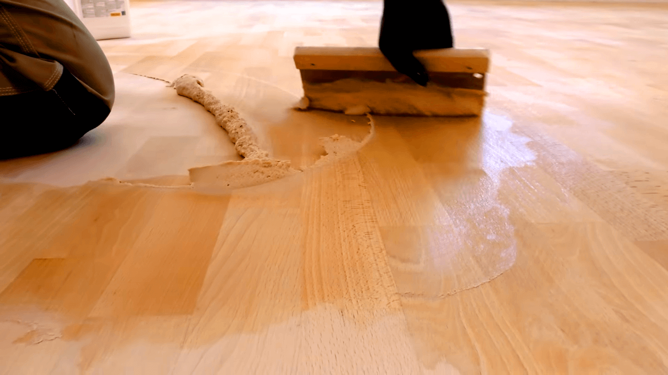 Выровнять пол шпаклевкой: как выправить бетонное или деревянное покрытие под ламинат, с помощью какой смеси, есть ли рецепт масляной замазки для выравнивания?
