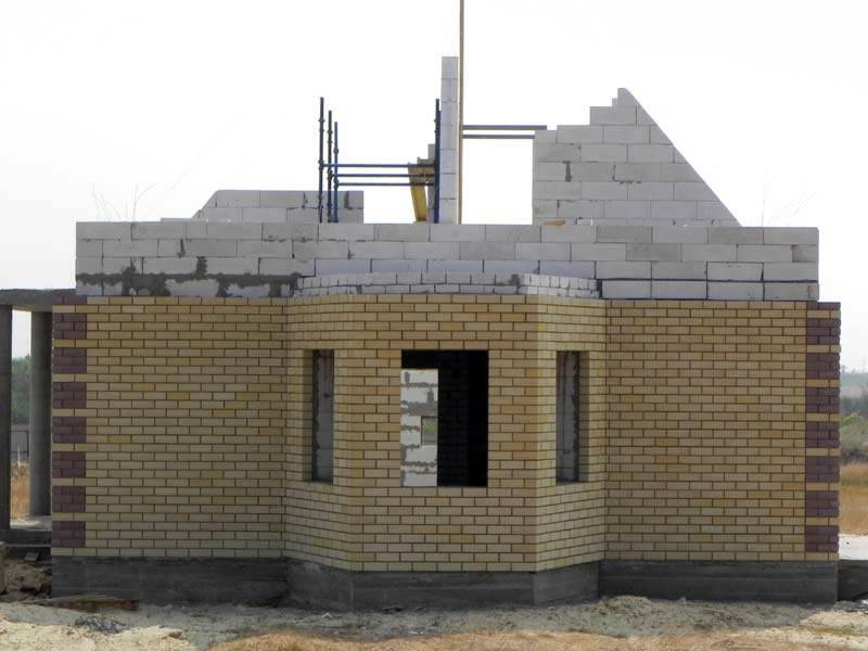 Газоблок или кирпич: что лучше для возведения стен дома, сравнение материалов для строительства (в том числе пеноблоков)