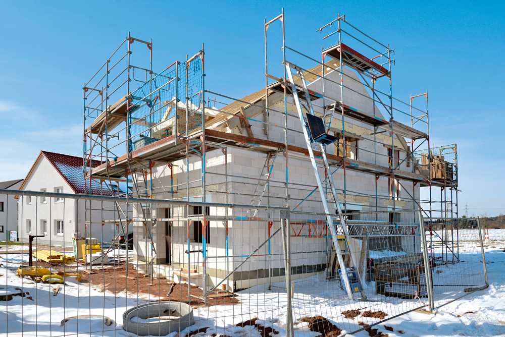 Можно ли строить дом зимой? особенности зимнего строительства коттеджей на сайте недвио