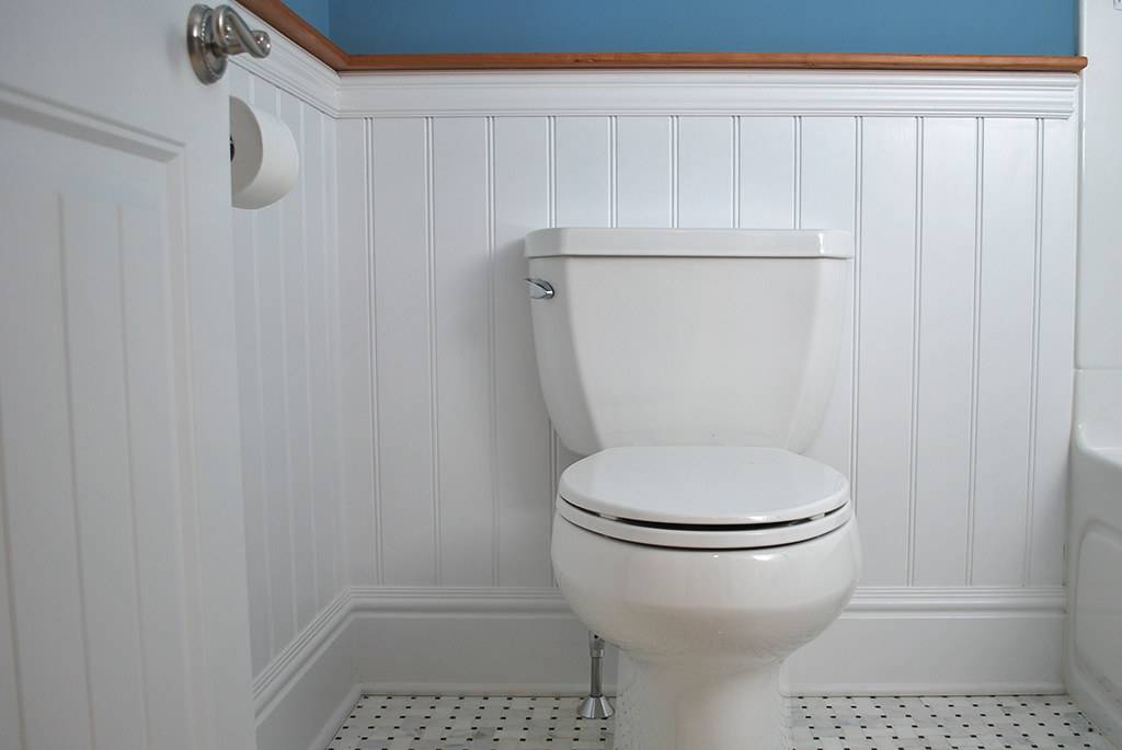 Лучшие варианты отделки стен в ванной комнате в квартире: чем лучше поклеить – жидкими обоями, плиткой или пластиком