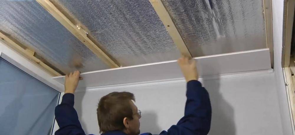Крепление панелей пвх на потолок: как приклеить и крепеж пластиковых, видео