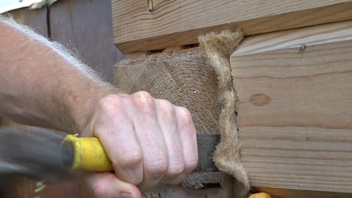 Конопатка дома из сруба своими руками: задачи, этапы, рабочие инструменты и материалы