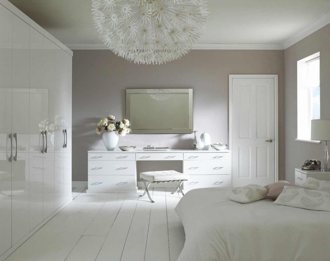 Белая мебель в интерьере гостиной фото