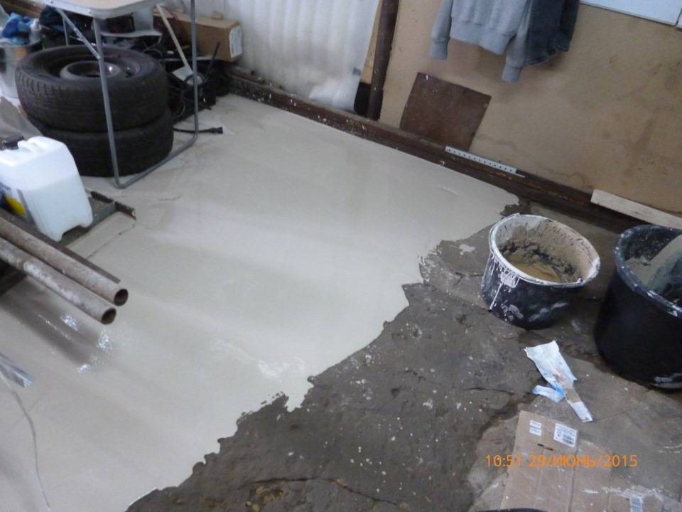 Чем покрыть (покрасить) бетонный пол в гараже — виды покрытий, технология нанесения