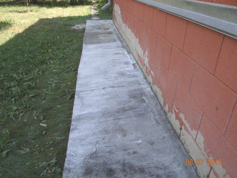 Чем покрасить отмостку из бетона вокруг дома: виды красок для наружного нанесения, инструкция по окрашиванию бетонной конструкции