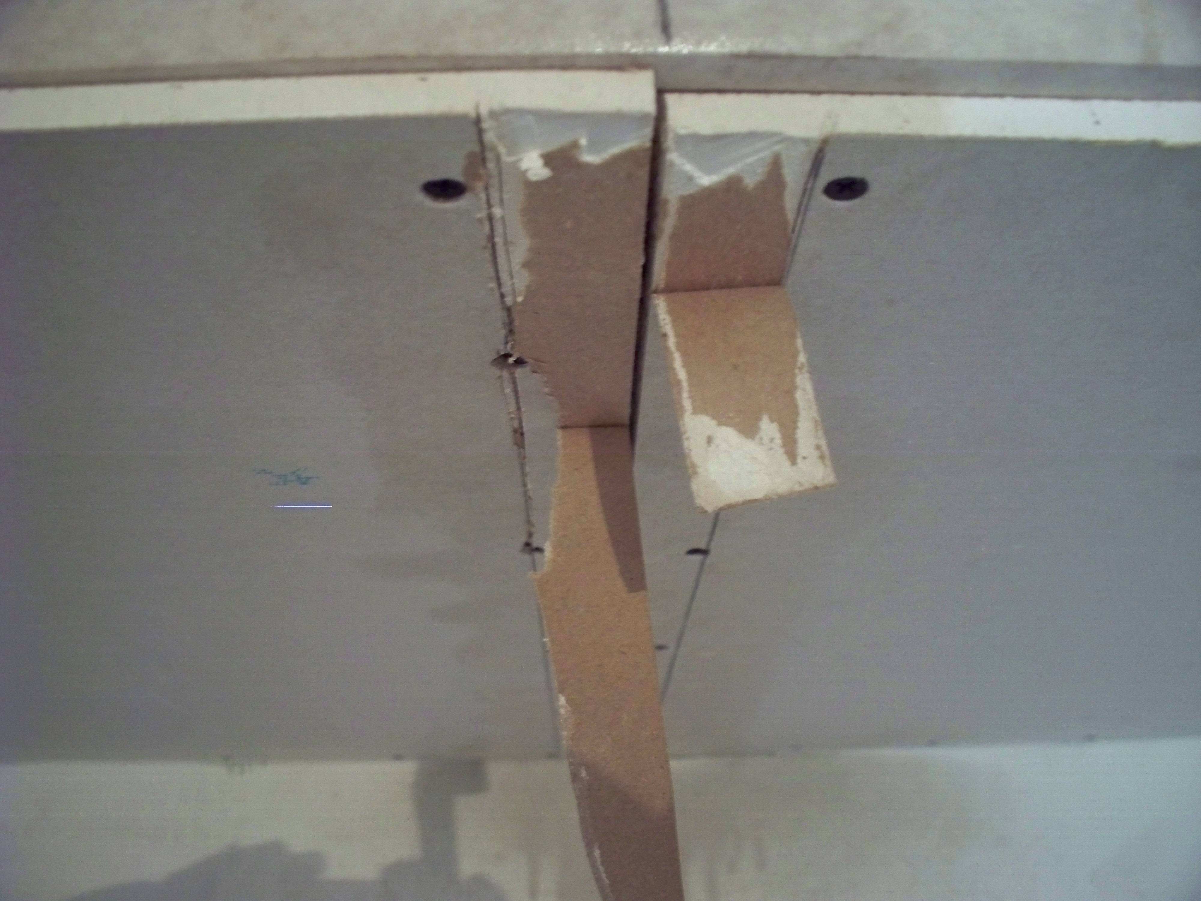 Ремонт потолков из гипсокартона: виды повреждений и их устранение