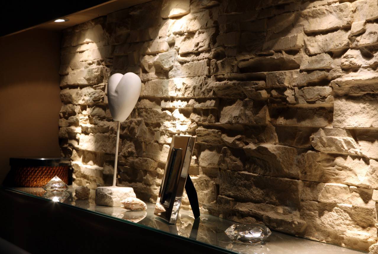 Декоративная штукатурка под камень: разновидности, эффект,  фото имитации кладки в интерьере, инструкция по отделке своими руками стен в помещении