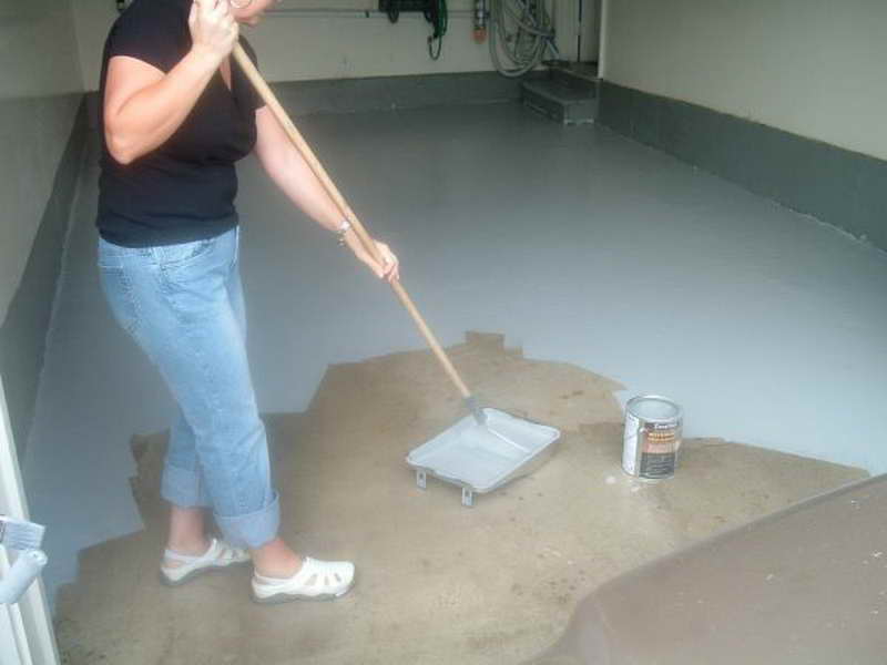 Чем покрасить бетонный пол в гараже чтобы не пылил: виды покрытий, технология нанесения