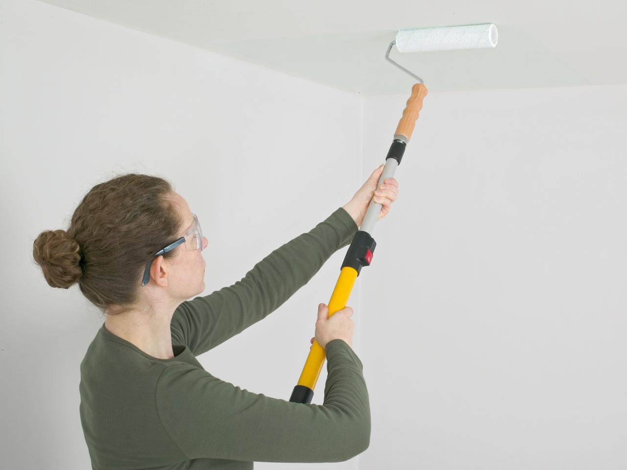 Как помыть потолок покрашенный водоэмульсионной краской без разводов в домашних условиях?